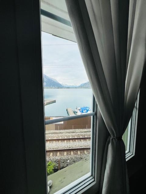 Au Bord Du *